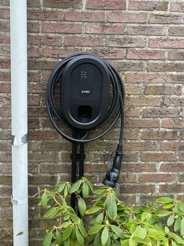 Slimme laadpaal voor zonnestroom geplaatst_